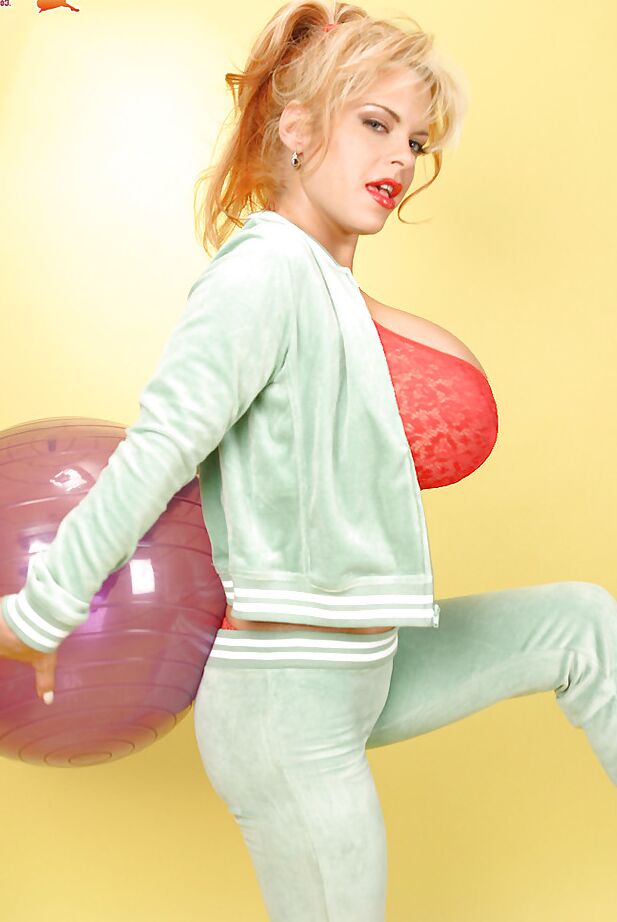 16P Nena tetona desnuda sus enormes tetas redondas y posa con una pelota de fitness