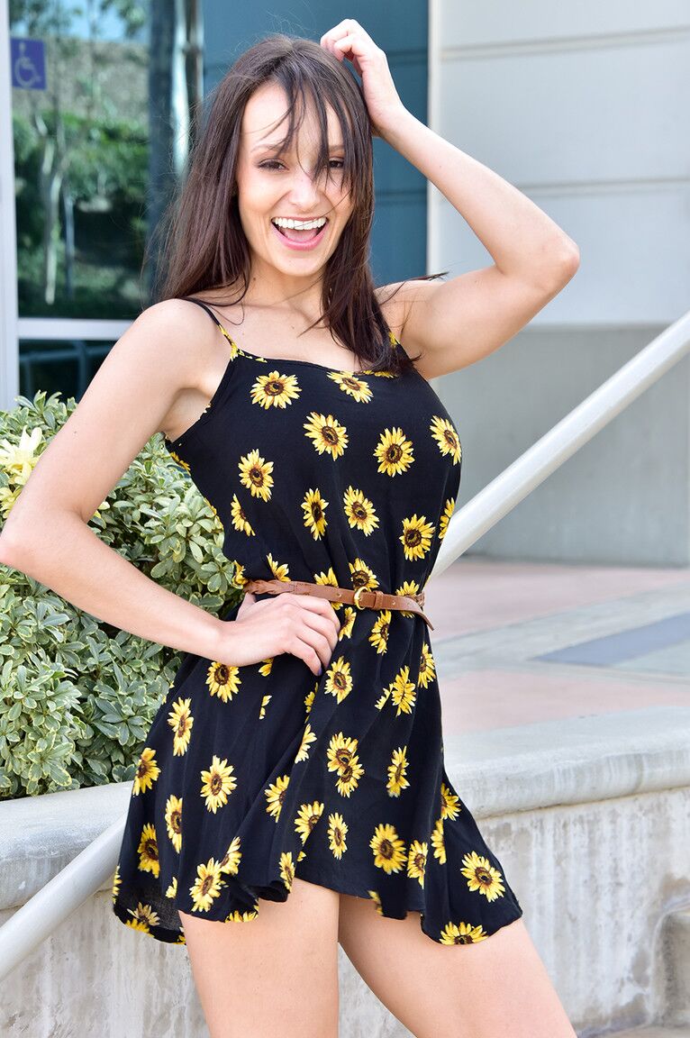 15P Smiley Lexi aux gros seins s'accroupit pour une upskirt seins nus et sans culotte en plein air