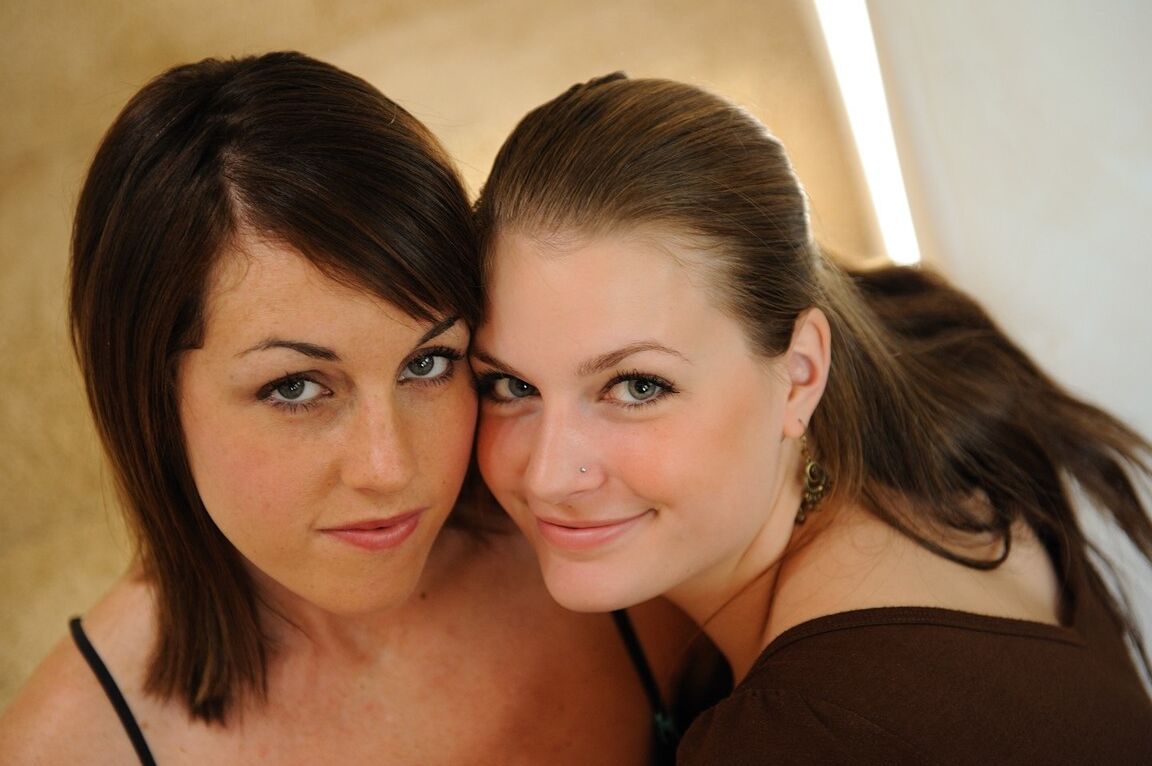 15P Las jóvenes lesbianas Pepper y Danielle se besan mientras empiezan a tener sexo