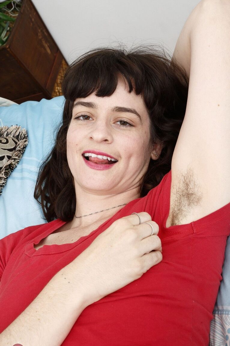21P Esposa amadora Jane Vervain exibe seu corpo peludo