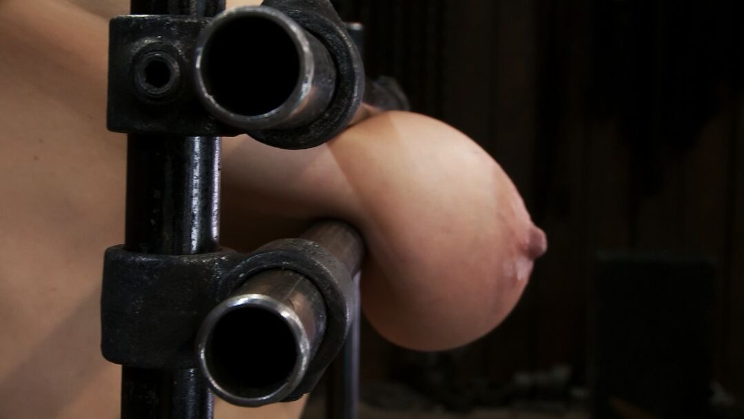 20P Amateur Alia Janine muestra sus enormes tetas