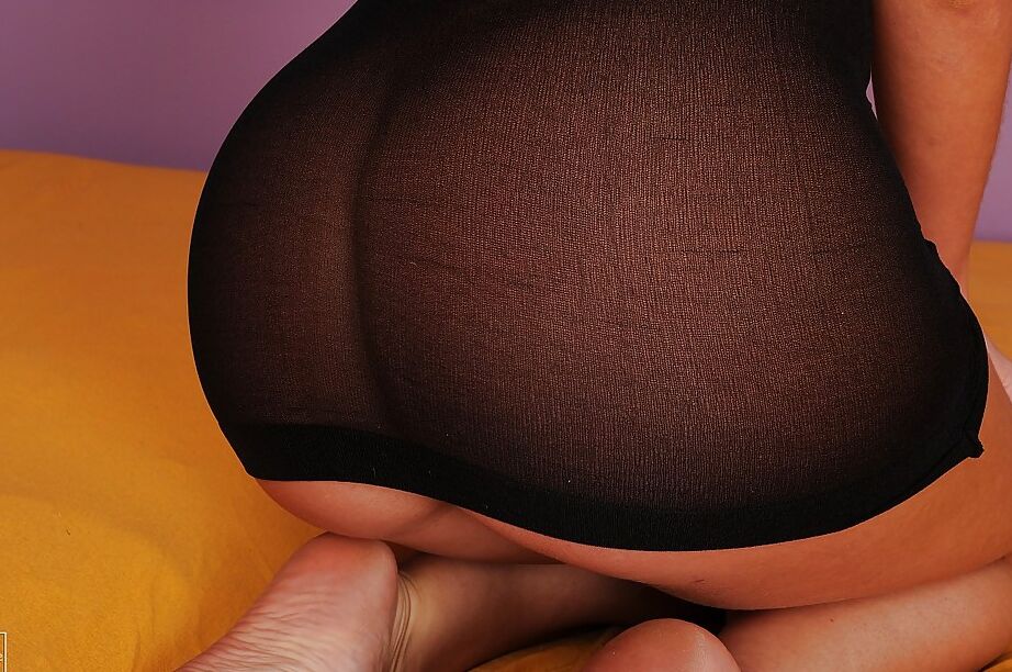 16P Gata europeia peituda tira seu vestido sexy e mostra seus brinquedos