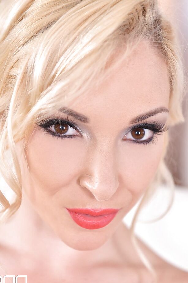 16P Action sexuelle chaude lezdom avec les filles chaudes Victoria Summers et Carly Rae