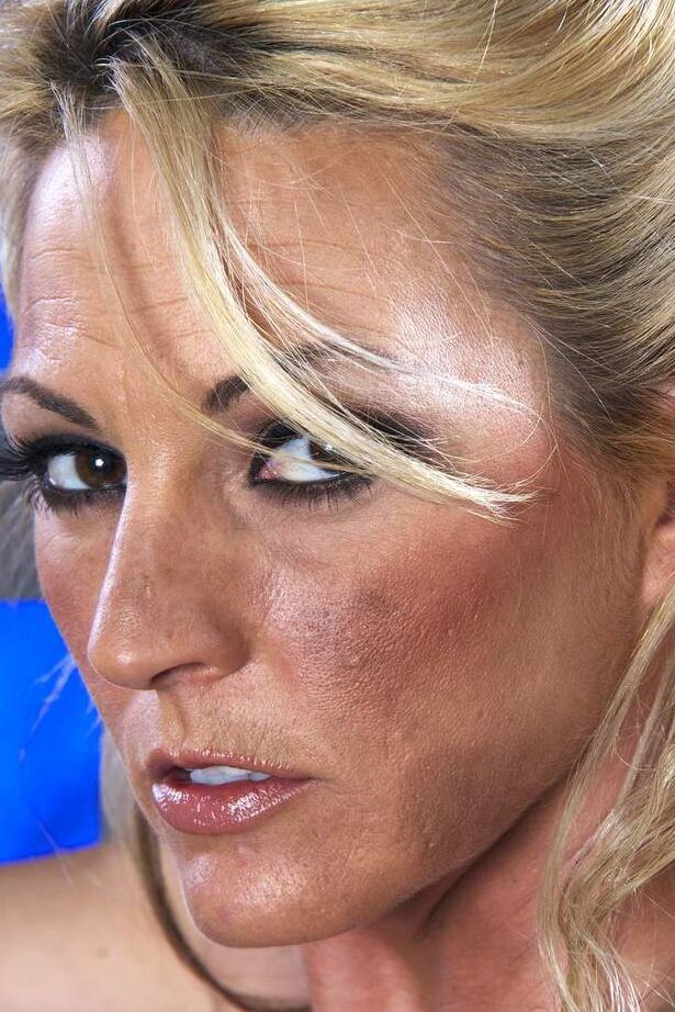 16P La voluptueuse star du porno blonde Sindy Lange se déshabille et expose son corps nu.