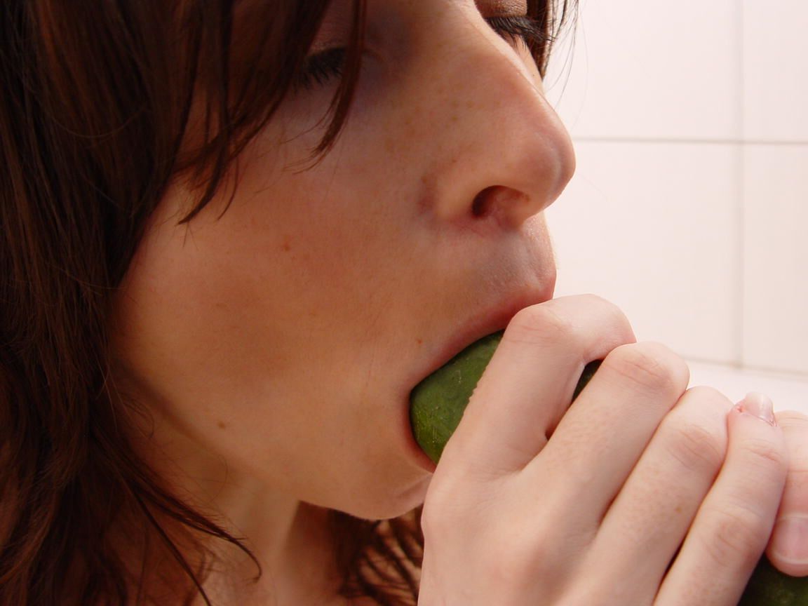 16P Amateur girl Vivian sticks a huge cucumber in her pussy while in a bathtub