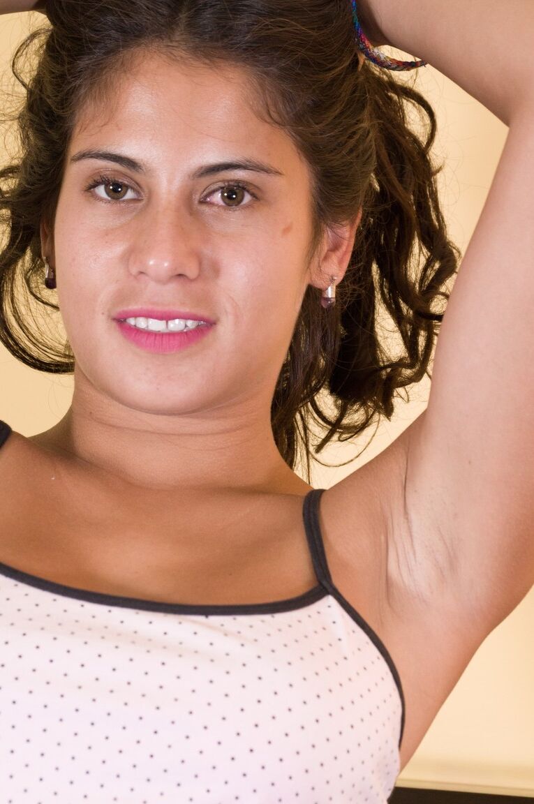17P Impresionante morena con espalda tatuada Sally se coloca un vibrador en su coño peludo