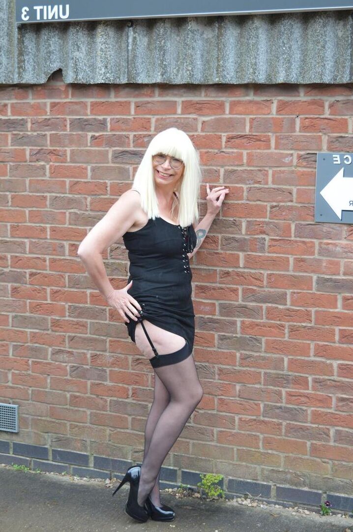 20P La rubia mayor Barby Slut se desnuda con ligas y medias en un lote comercial