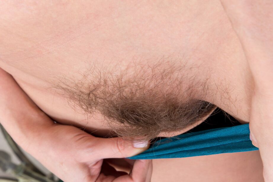 16P Loredana, de meia-idade, estica sua vagina totalmente natural na cadeira