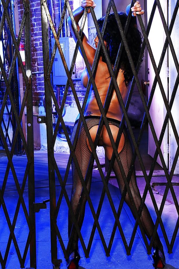 16P MILF latina aux gros seins en collants sexy jouant avec sa chatte affamée