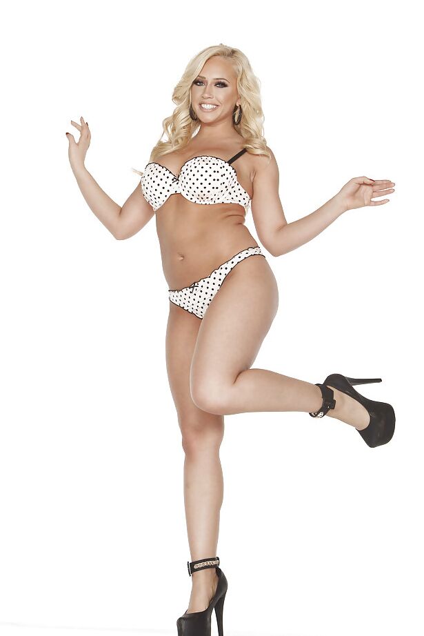 16P Scène de pose non nue mettant en vedette la beauté blonde excitée Kagney Lynn Karter