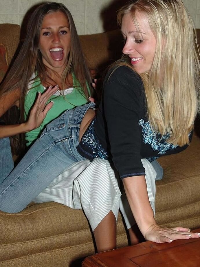20P La cachonda Lori Anderson desnuda a su novia rubia y le besa el manguito