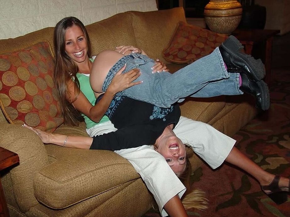 20P La cachonda Lori Anderson desnuda a su novia rubia y le besa el manguito