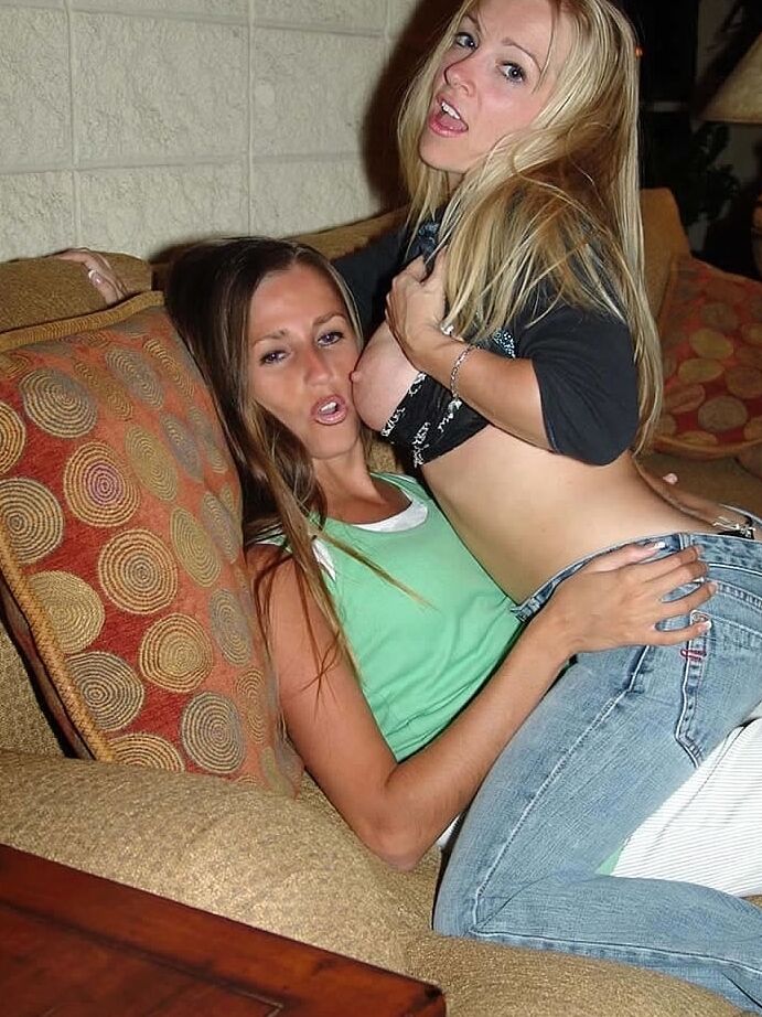 20P La cachonda Lori Anderson desnuda a su novia rubia y le besa el manguito