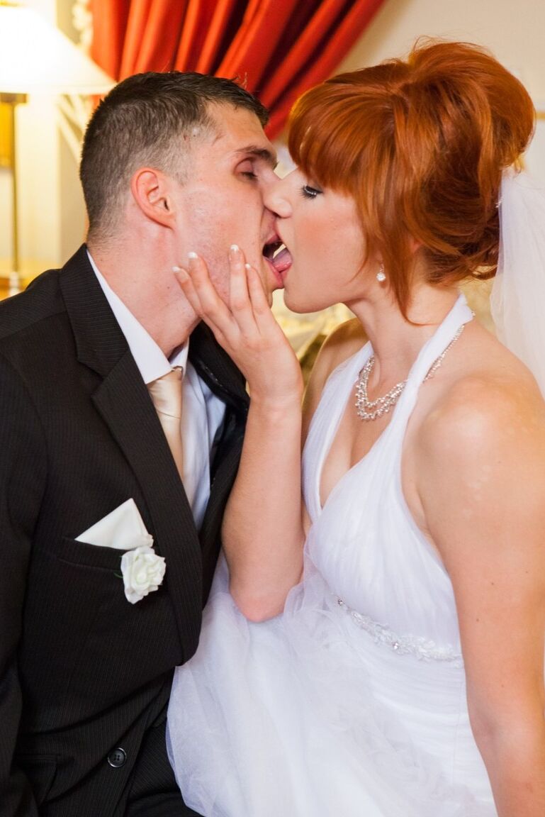 21P Noiva checa ruiva Lucy Bell sendo fodida duas vezes no dia do casamento
