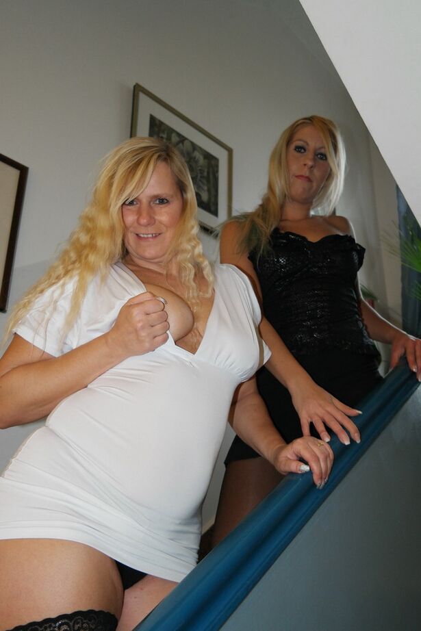 20P Rubia amateur Sweet Susi y una novia lesbiana se van tetas con tetas