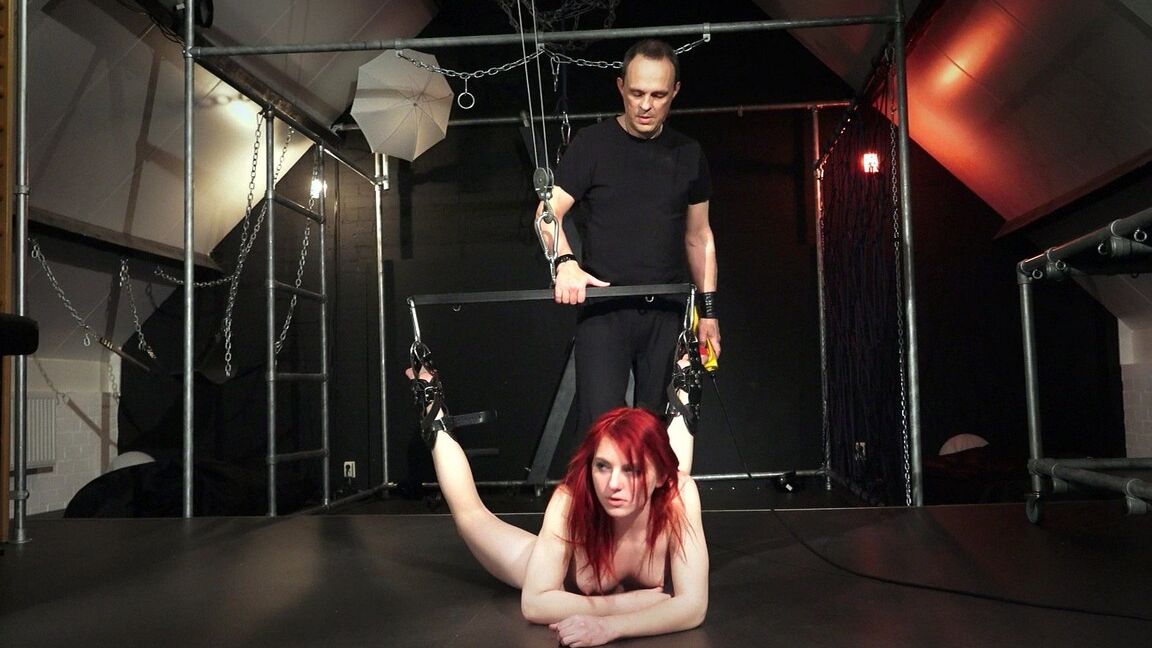 21P La reina pelirroja del BDSM Vanessa Shelby gime mientras la follan muy duro