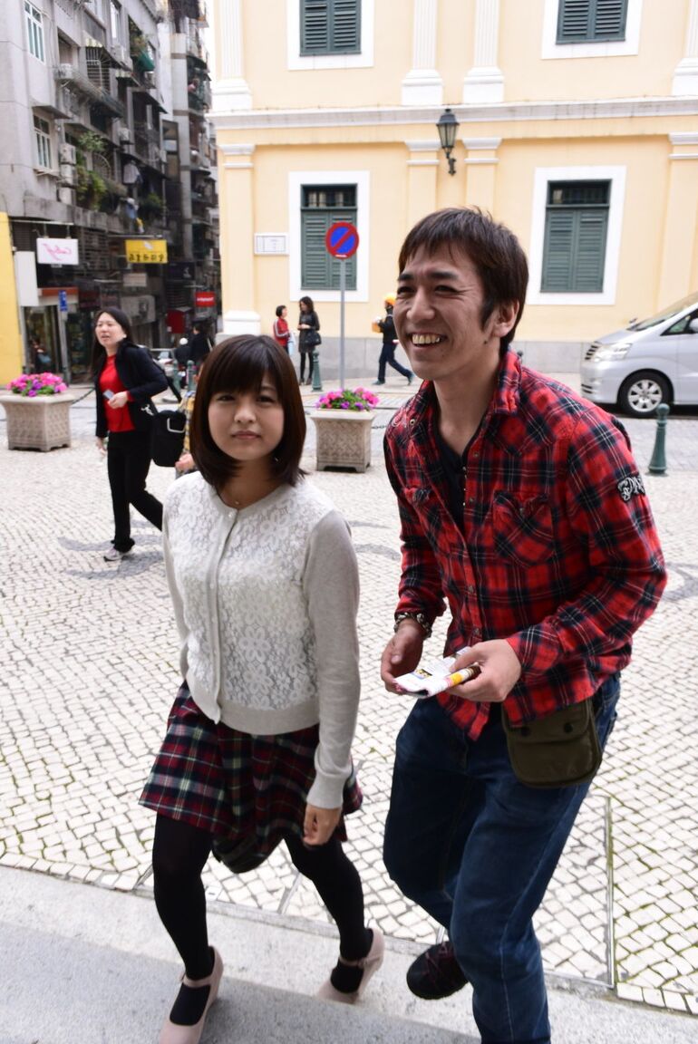 21P A gata japonesa Iku Sakuragi é fodida com o dedo, lisa