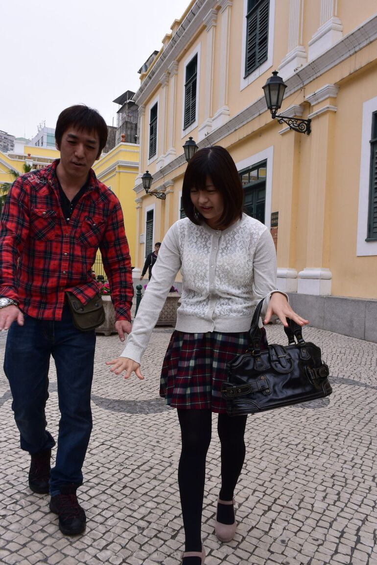 21P A gata japonesa Iku Sakuragi é fodida com o dedo, lisa