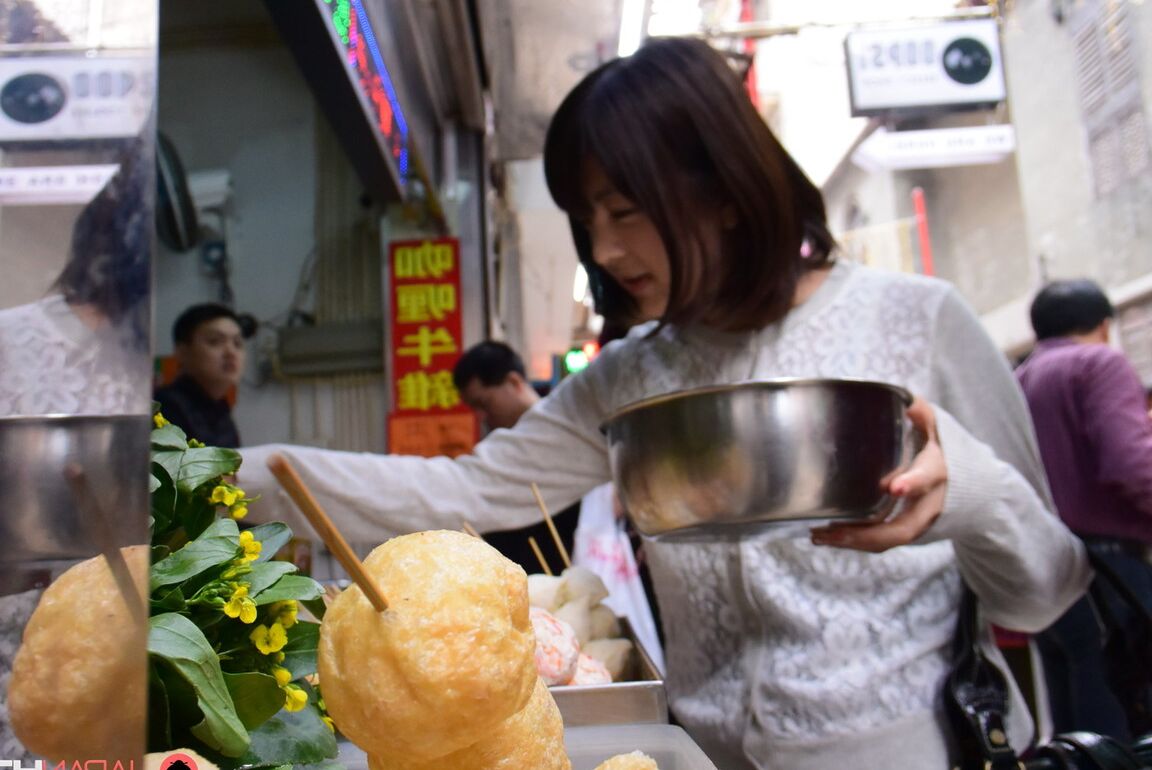 21P A gata japonesa Iku Sakuragi é fodida com o dedo, lisa