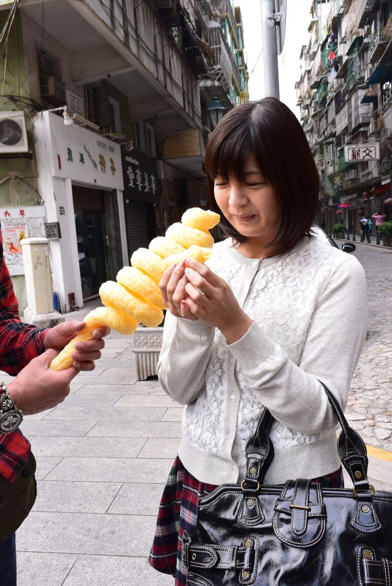 21P A gata japonesa Iku Sakuragi é fodida com o dedo, lisa
