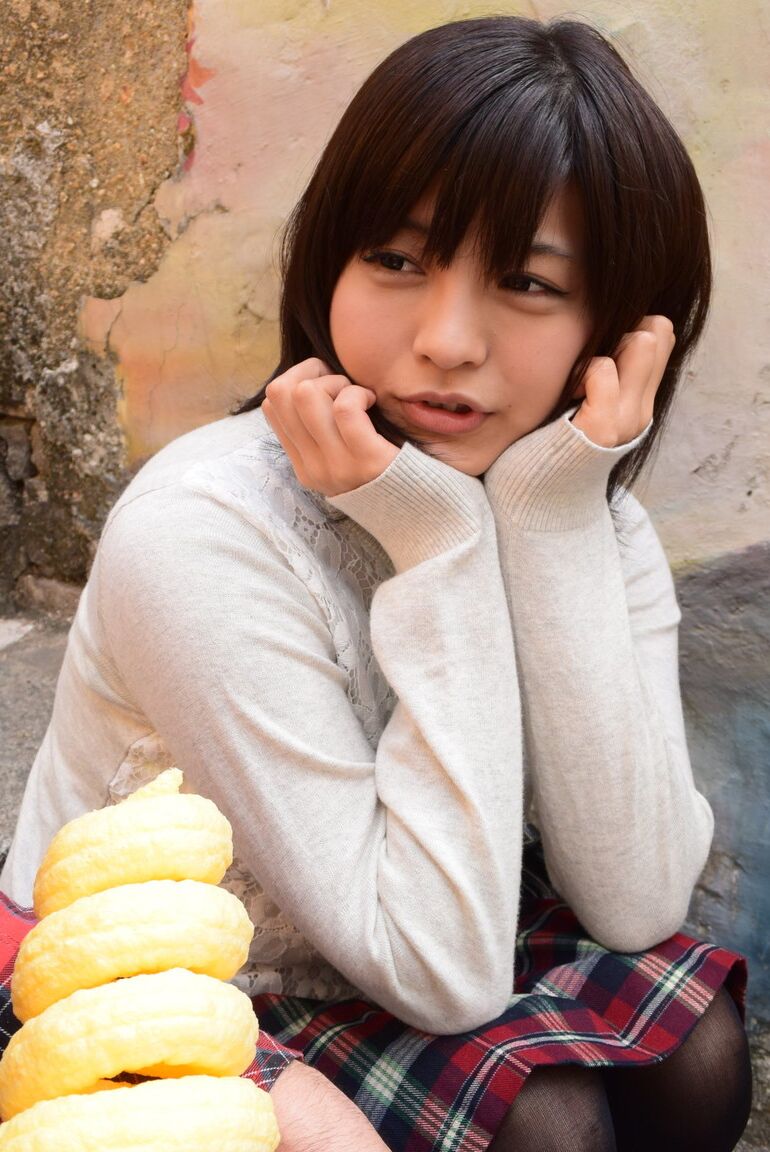 21P A gata japonesa Iku Sakuragi é fodida com o dedo, lisa