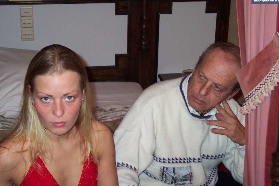 12P Young amateur Zafira bends over a bed to get dicked by an old guy