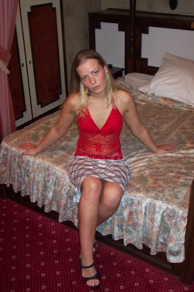 12P Young amateur Zafira bends over a bed to get dicked by an old guy