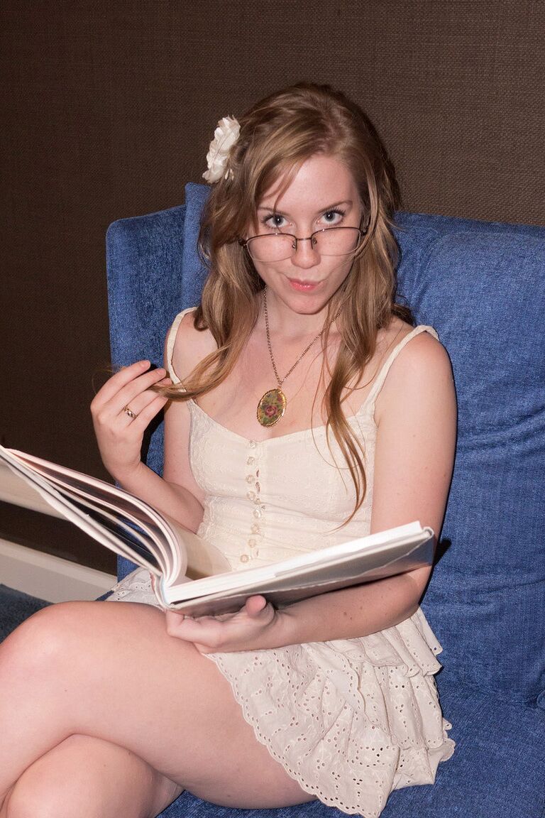 12P Petite amie salope expose sa culotte sexy en posant non nue dans sa chambre d'hôtel