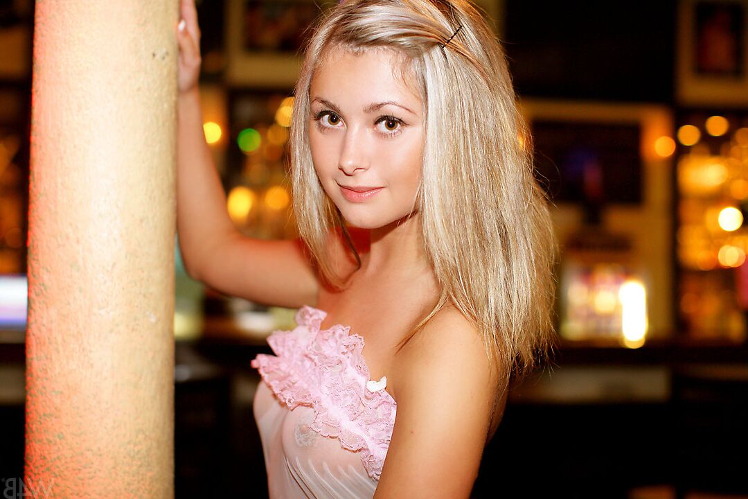 16P La blonde Winter Peach montre ses seins avant de se déshabiller dans un club de strip-tease
