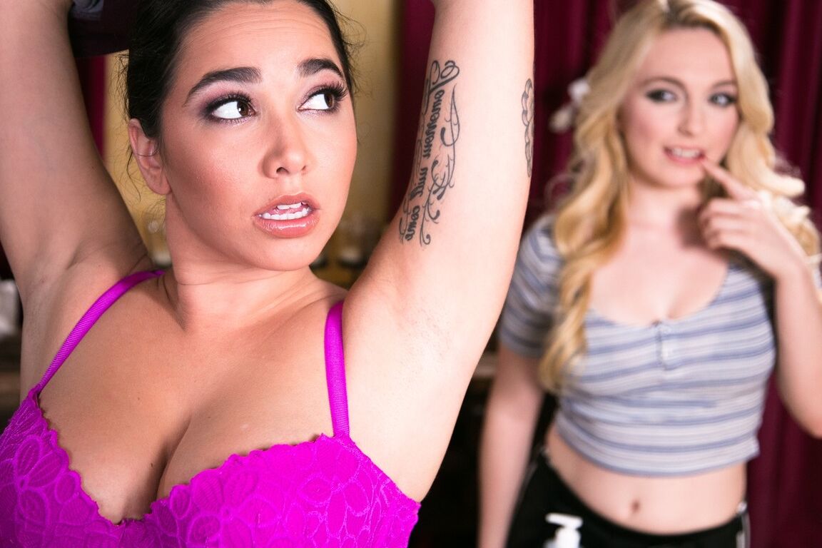 15P As adolescentes Karlee Gray e Casey Ballerini fazem sexo lésbico durante uma massagem