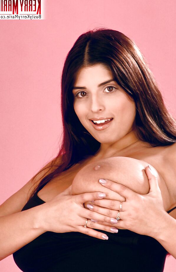 16P Morena gordinha MILF Kerry Marie exibe enormes peitos naturais de pornstar