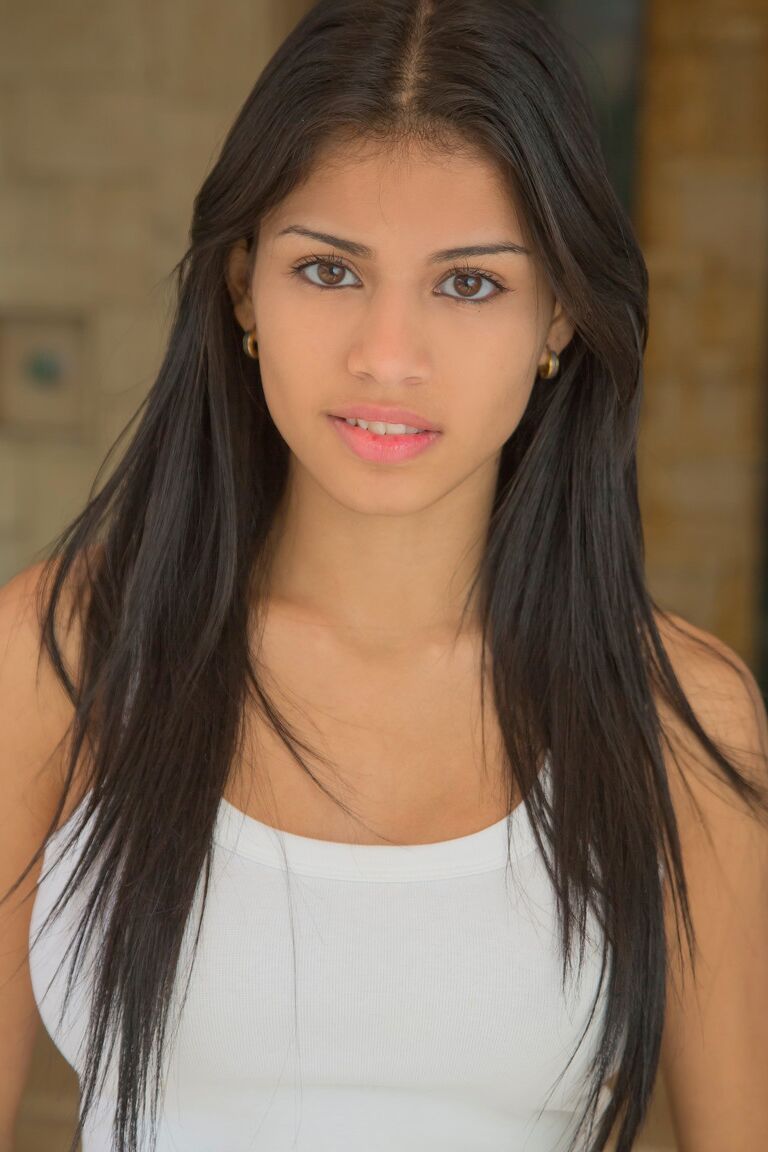 21P A adorável adolescente venezuelana Denisse Gomez sorri ao revelar seus buracos quentes