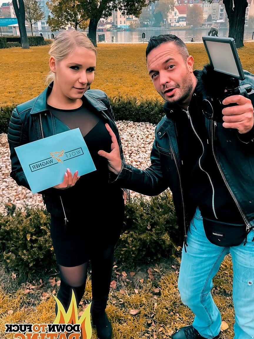 20P Pequeña rubia con medias calientes Lena Nitro embestida en la boca y el chocho