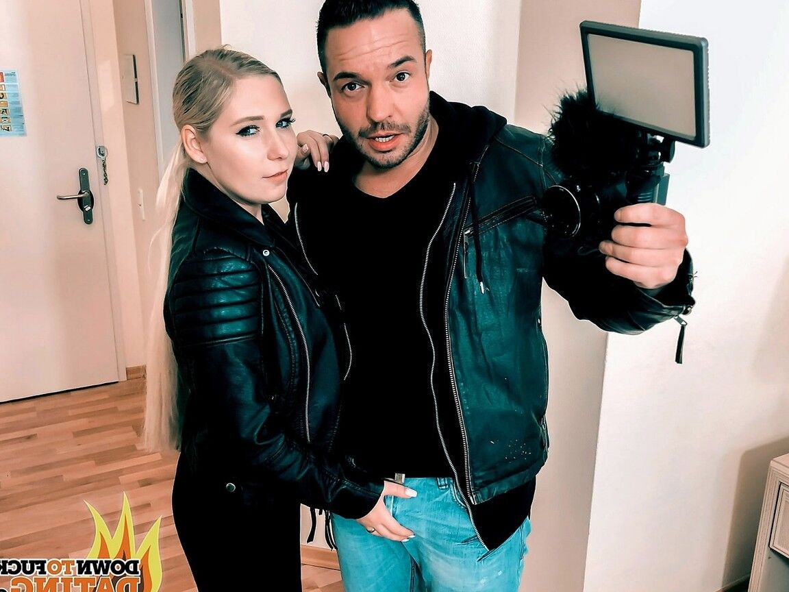 20P Pequeña rubia con medias calientes Lena Nitro embestida en la boca y el chocho