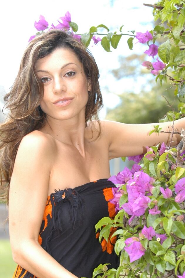 21P Glamour gata Isabella exibindo seus belos seios