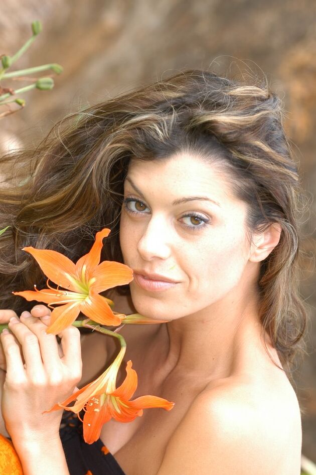 21P Glamour gata Isabella exibindo seus belos seios