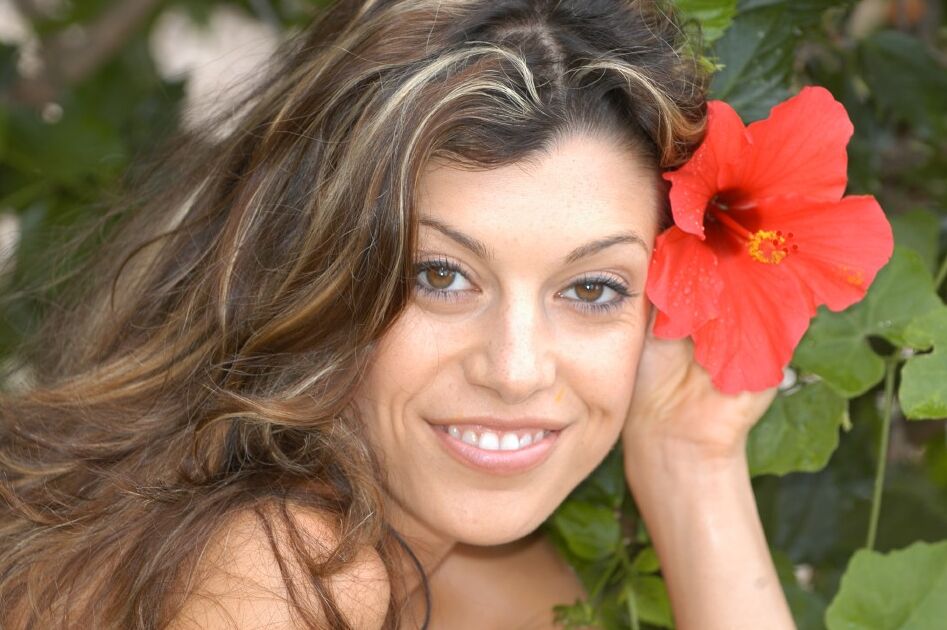 21P Glamour gata Isabella exibindo seus belos seios