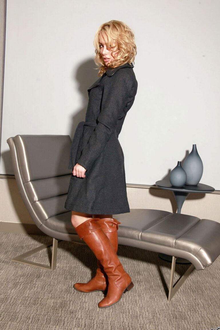 21P A americana MILF Kayden Kross perde o casaco preto e mostra seus peitos empinados