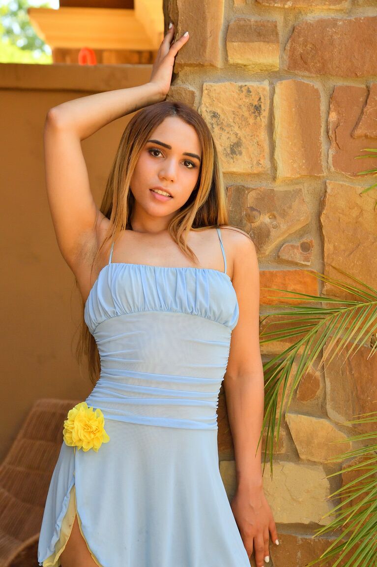 21P Pianista glamorosa em um vestido curto azul que Alita tira para mostrar sua bucetinha gostosa