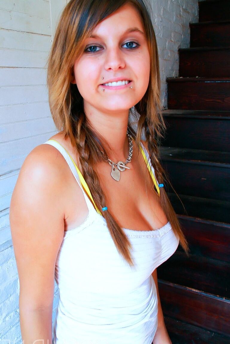 16P A garota amadora Britt Phillips libera seus peitos lindos enquanto fica só de calcinha