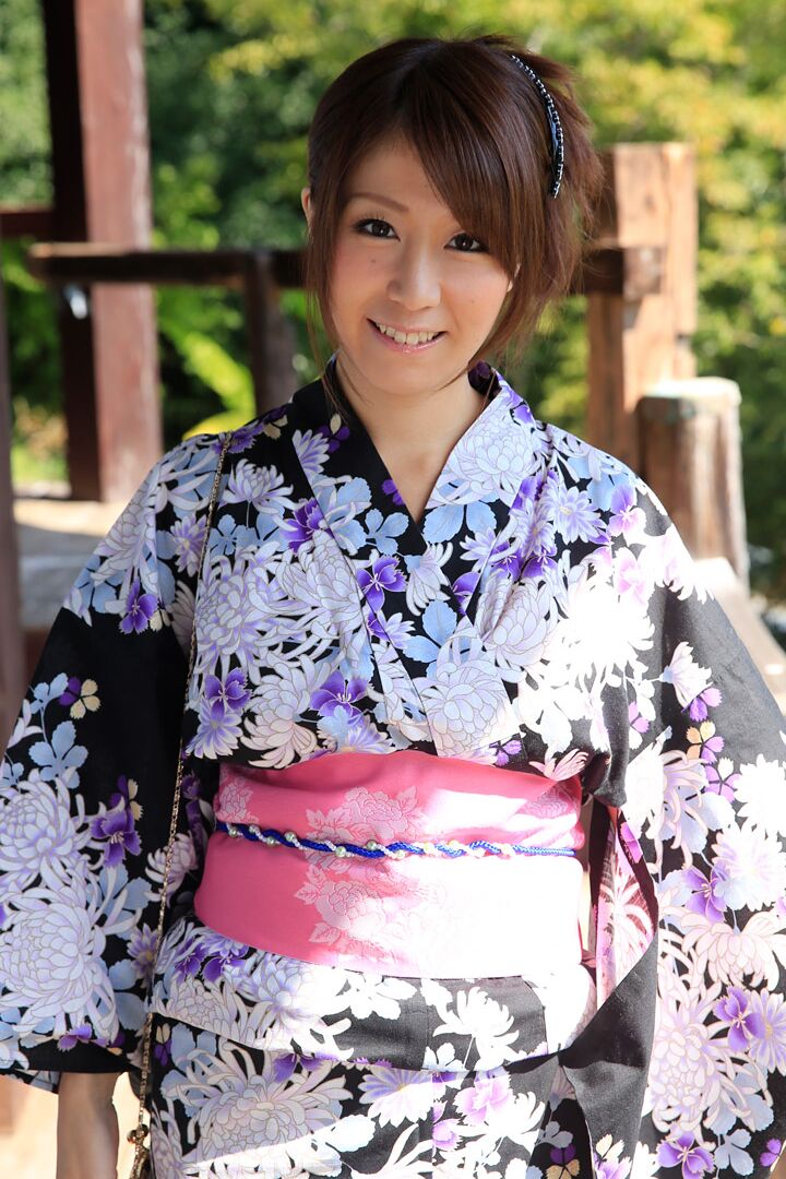21P Chihiro Akino, maman japonaise aux gros seins, se fait défoncer la chatte touffue par un étalon