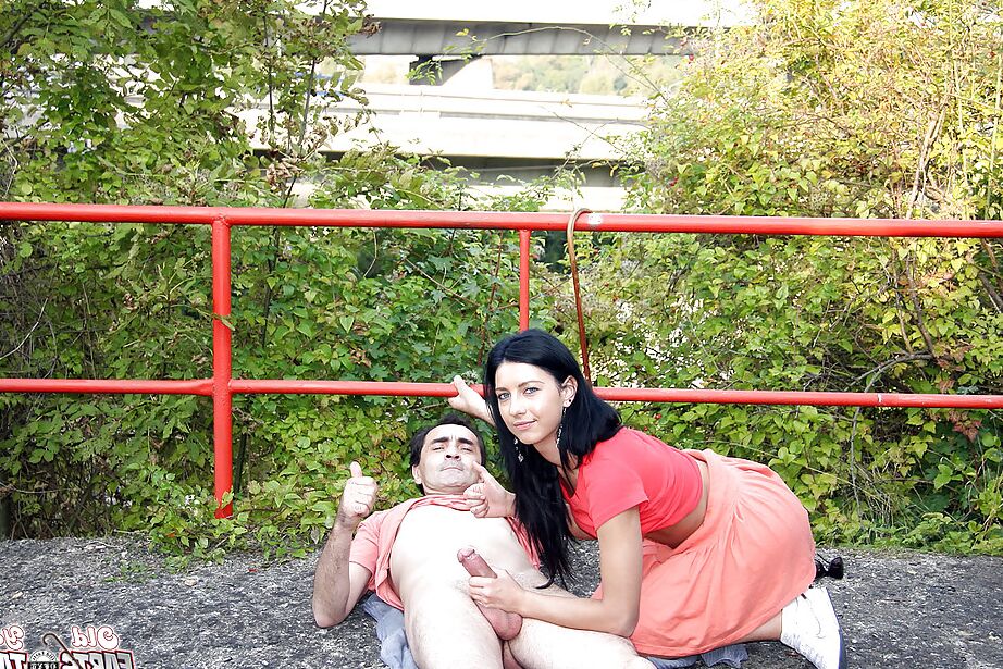 16P La lujuriosa morena Zdenka es follada por un hombre mayor al aire libre