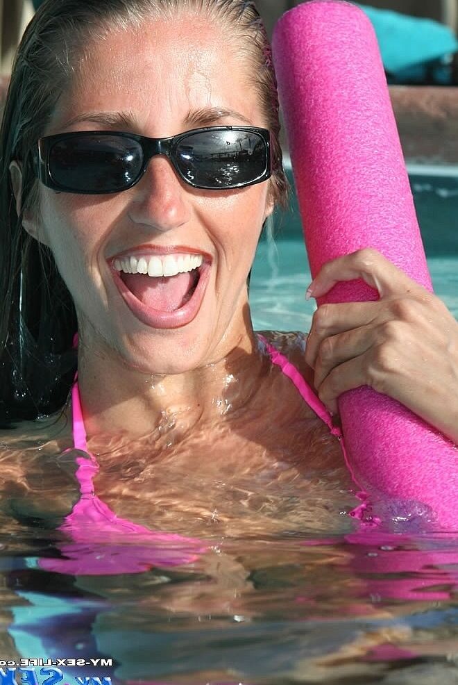 21P Heiße MILF im Bikini Lori Anderson zeigt ihre großen Brustwarzen