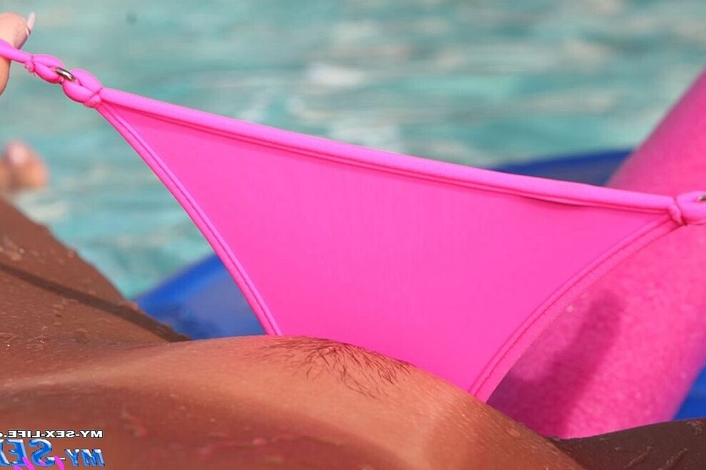 21P Heiße MILF im Bikini Lori Anderson zeigt ihre großen Brustwarzen