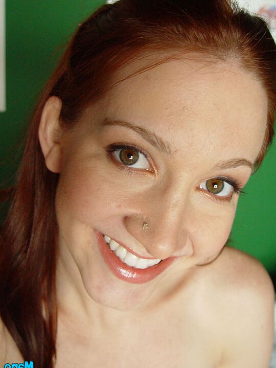 16P Redhead Cadence Caliber nimmt einen Schluck Sperma zur Schau, bevor er es schluckt