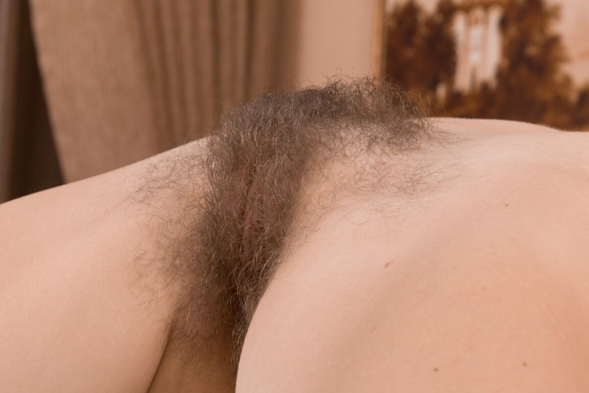 16P La première fois, il coupe ses seins naturels avant de tirer sur les lèvres d'un castor béant