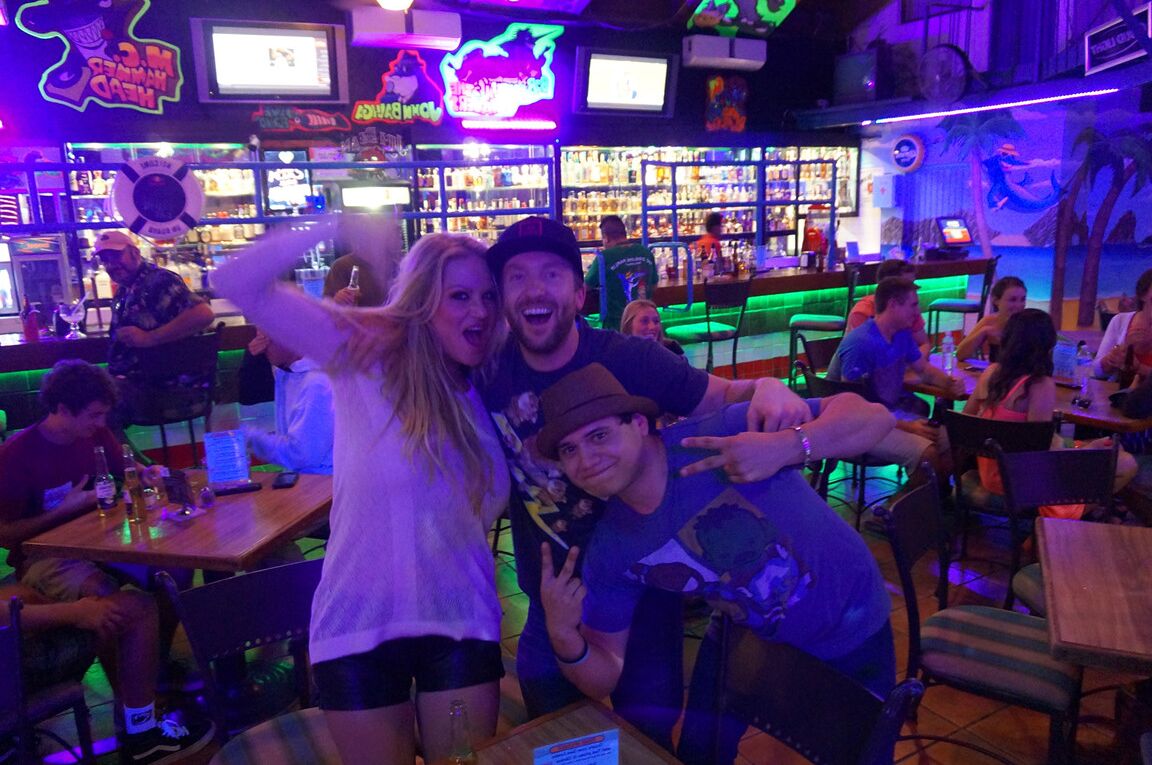 17P Loira MILF Kelly Madison mostra seus peitos grandes e gosta de dançar no clube