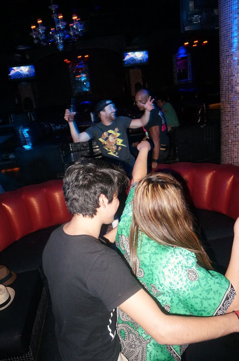 17P Loira MILF Kelly Madison mostra seus peitos grandes e gosta de dançar no clube