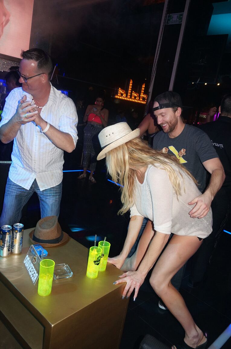 17P Loira MILF Kelly Madison mostra seus peitos grandes e gosta de dançar no clube