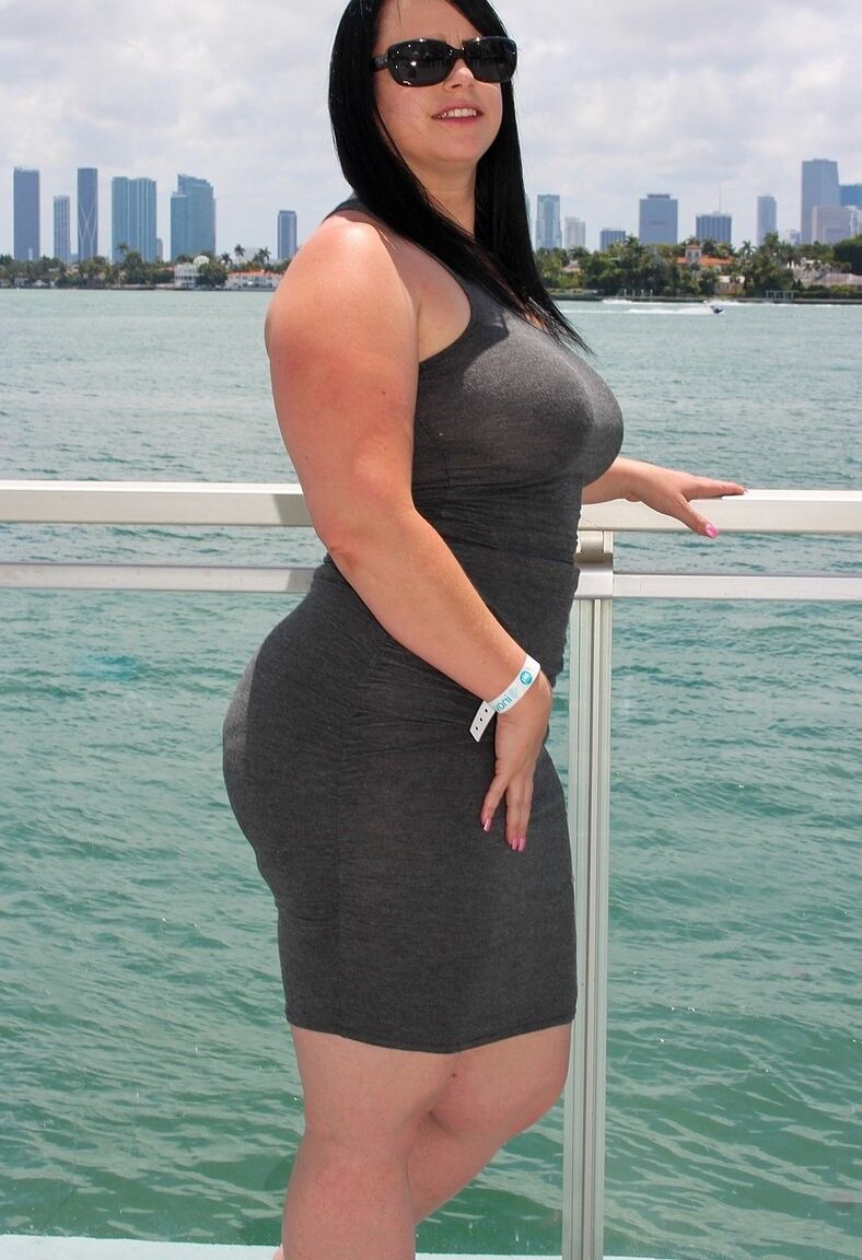 20P BBW bombshell Virgo Peridot bends over to show her extra-large booty outdoors